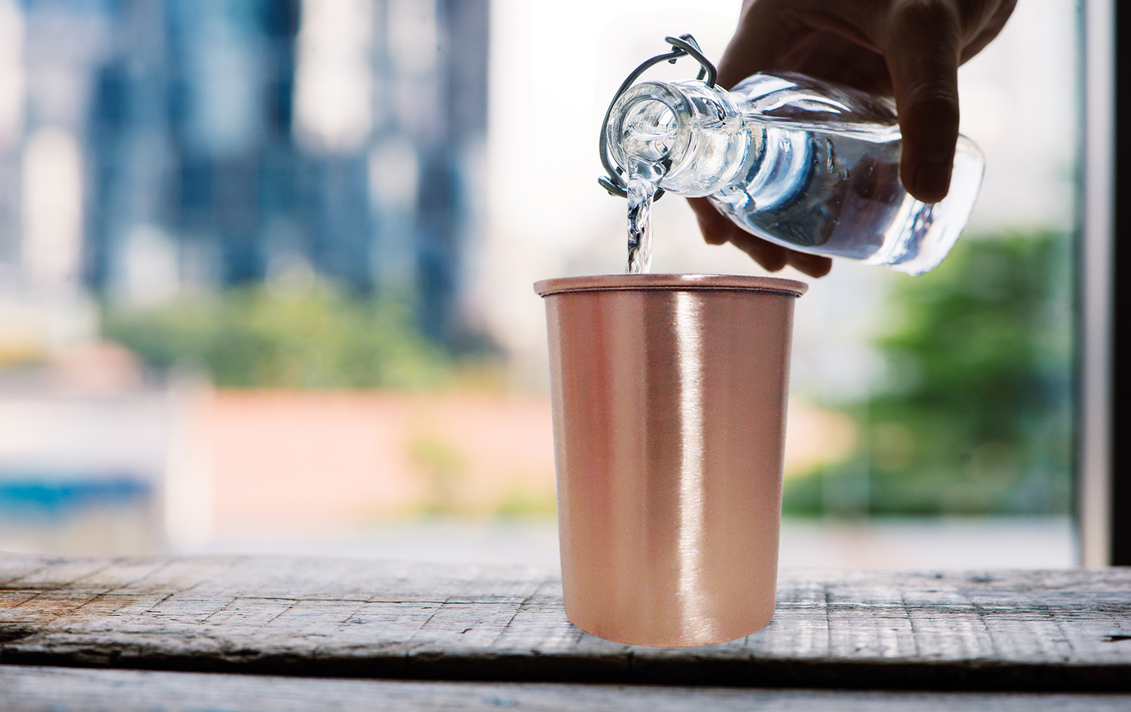 att dricka vatten ur kopparlkärl